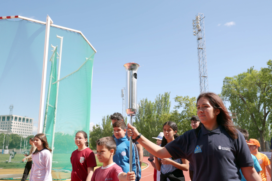 I Olimpiada Escolar, desfile con antorcha