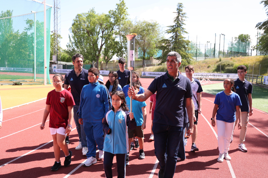 I Olimpiada Escolar, desfile con antorcha