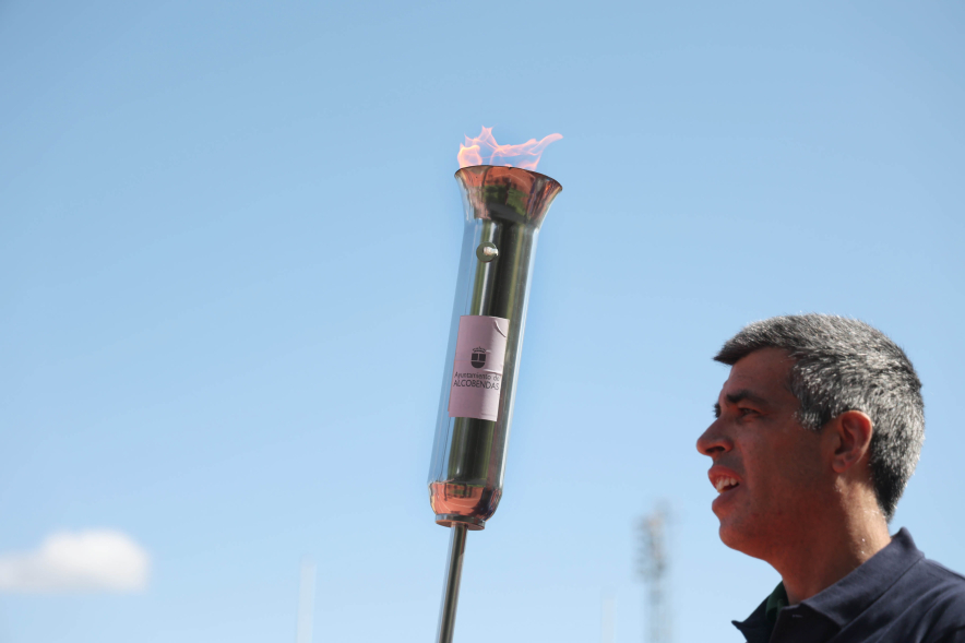 I Olimpiada Escolar, desfile con antorcha