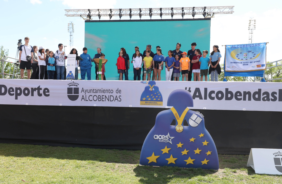 I Olimpiada Escolar, deportistas en tarima