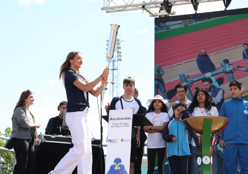 I Olimpiada Escolar, deportista portando antorcha