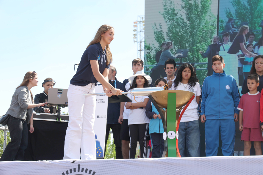 I Olimpiada Escolar, deportista portando antorcha