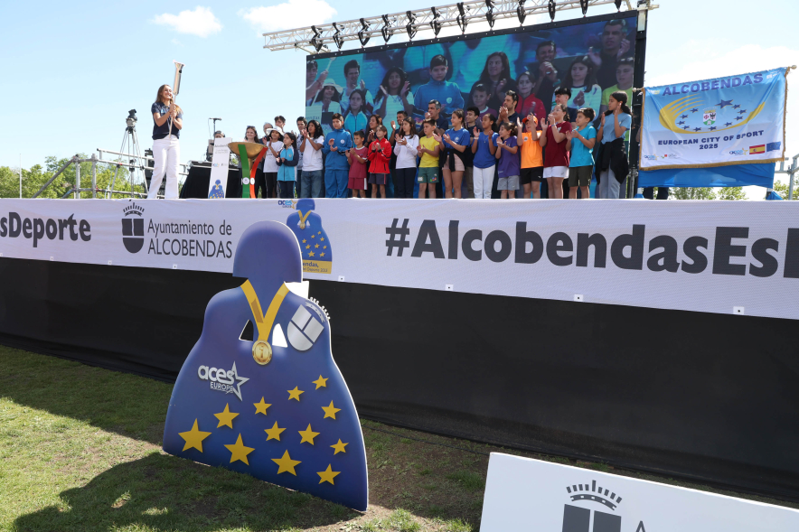 I Olimpiada Escolar, deportista portando antorcha