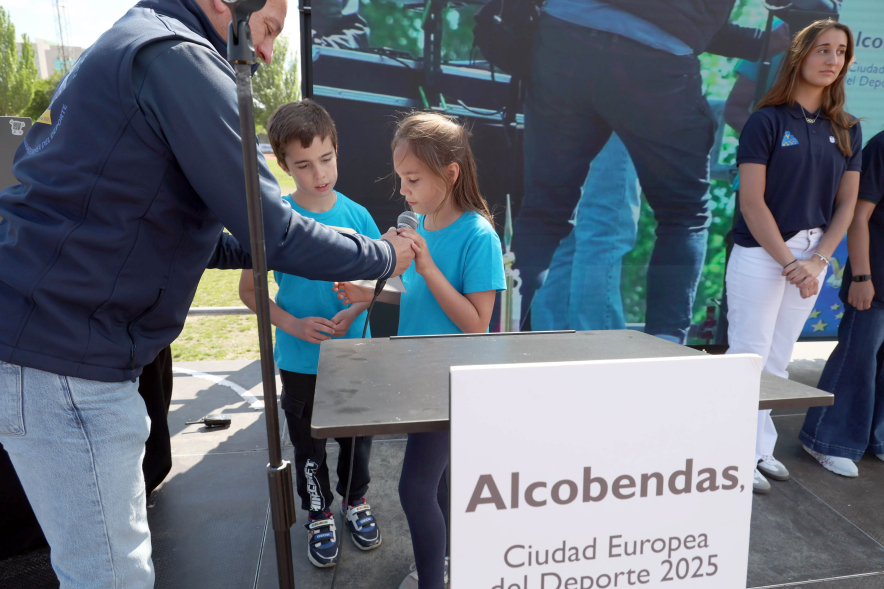 I Olimpiada Escolar, niña y niño leyendo