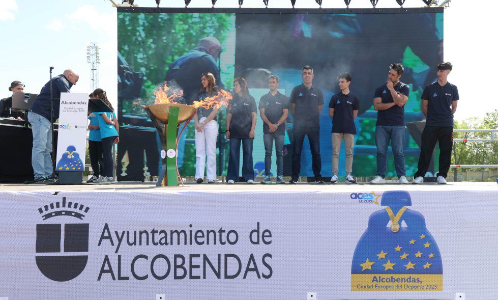 I Olimpiada Escolar, deportistas en tarima
