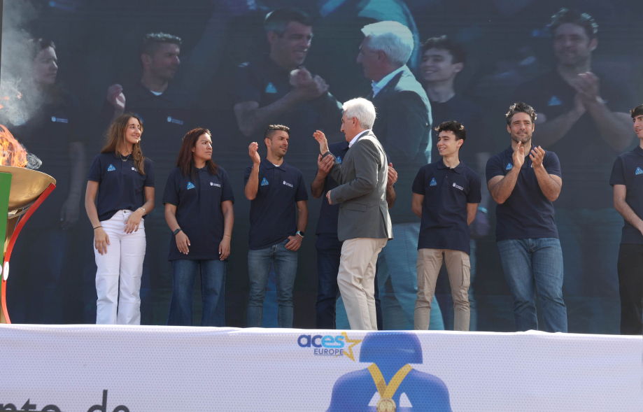 I Olimpiada Escolar, concejal saludando a deportistas en tarima