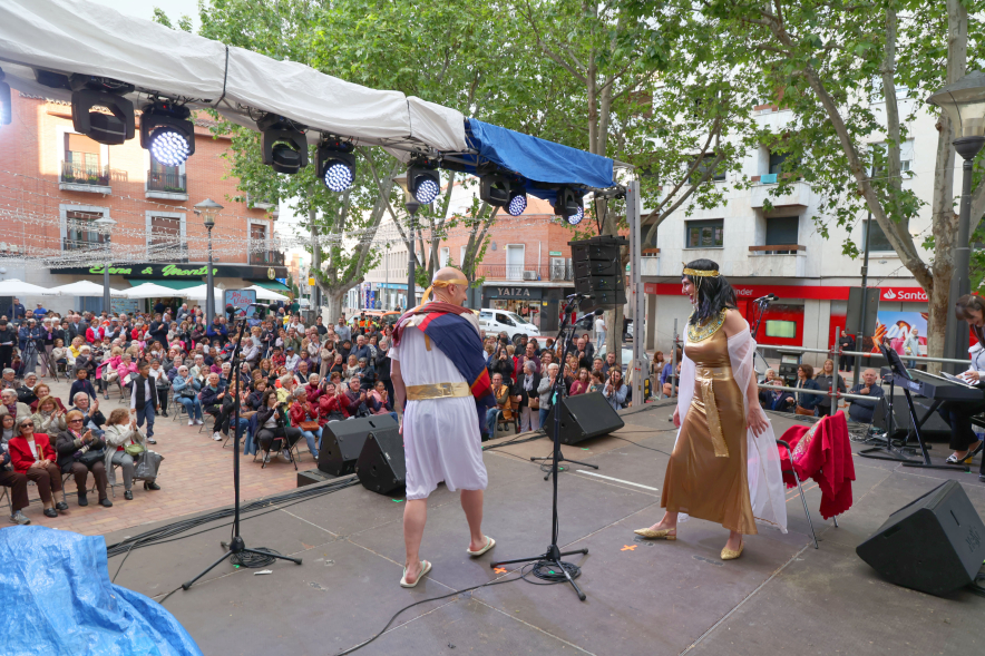 Zarzuela por San Isidro, vista general escenario y público 
