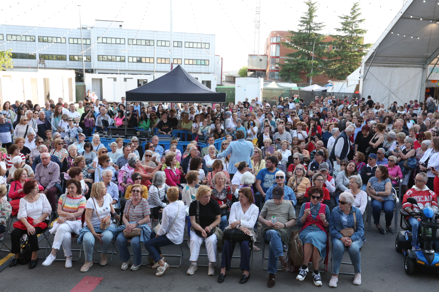 Concierto Juan Peña, vista general Juan Peña entre el público