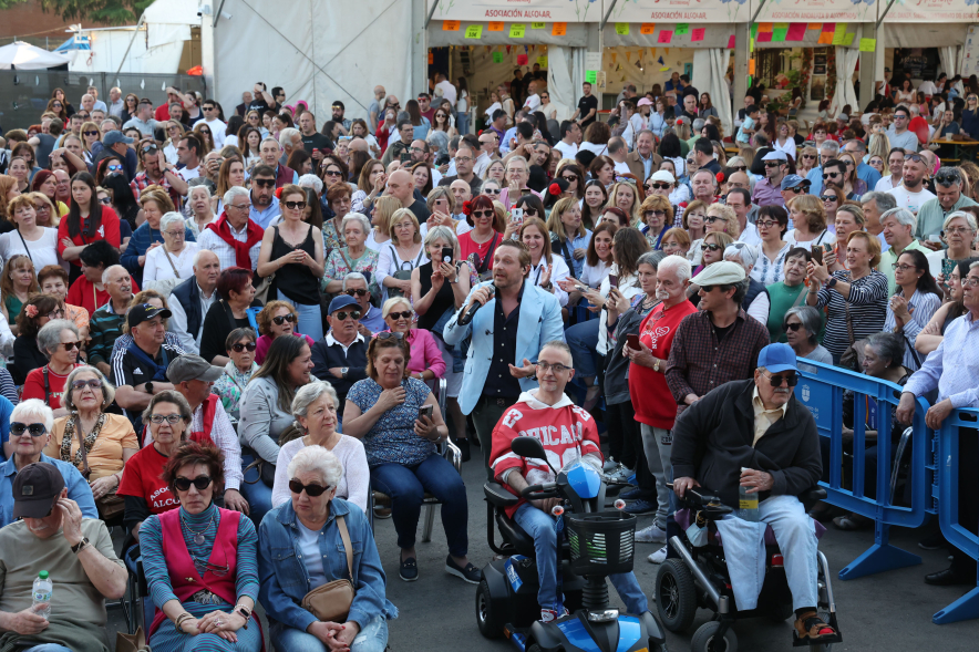 Concierto Juan Peña, vista general Juan Peña entre el público