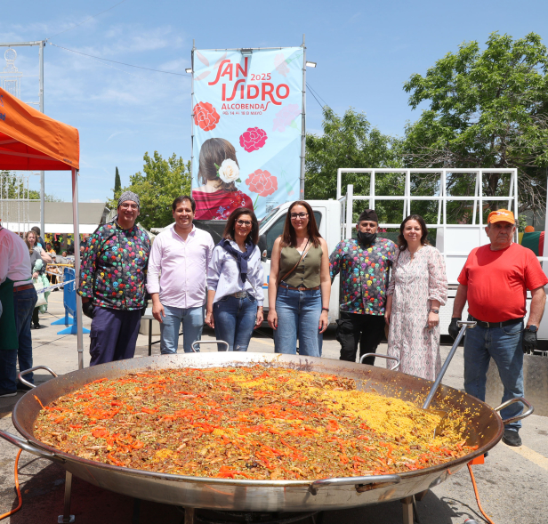 Gran Paella Popular, posado autoridades con la paella