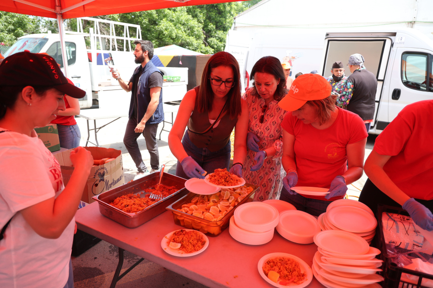 Gran Paella Popular, autoridades repartiendo paella