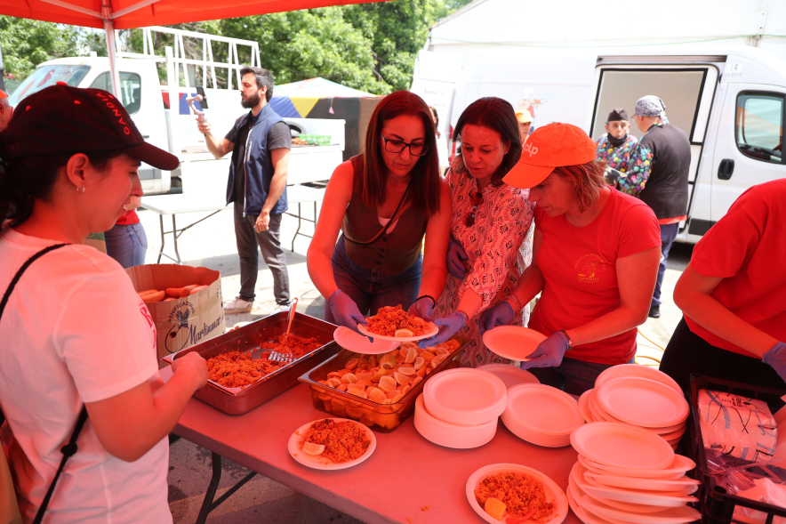 Gran Paella Popular, autoridades repartiendo paella