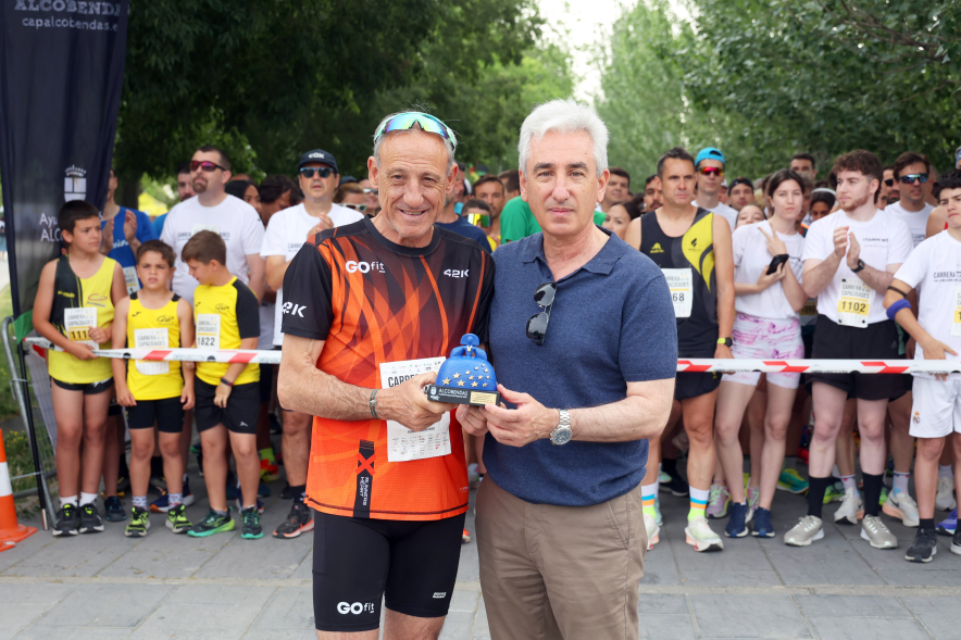 XVI Carrera de las Capacidades, concejal de Deportes entregando Menina