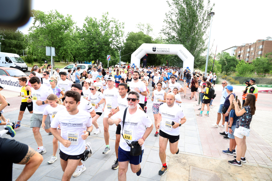 XVI Carrera de las Capacidades, participantes corriendo