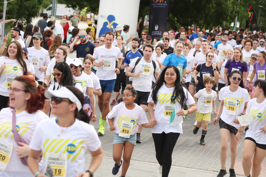 XVI Carrera de las Capacidades, participantes corriendo