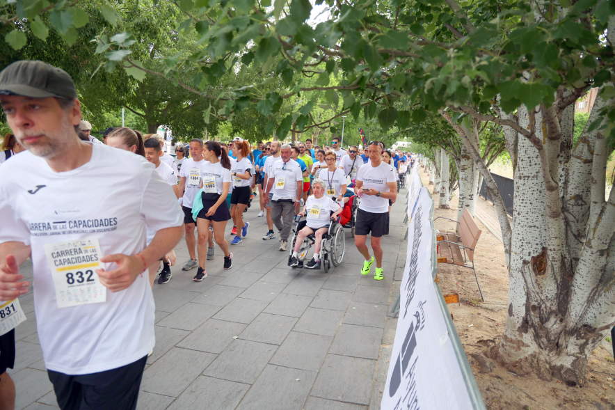 XVI Carrera de las Capacidades, participantes corriendo