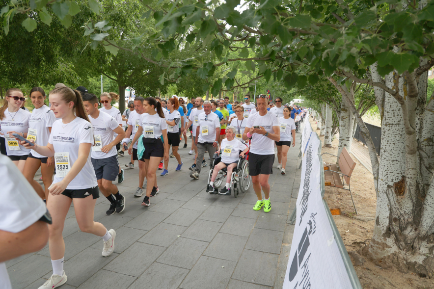 XVI Carrera de las Capacidades, participantes corriendo