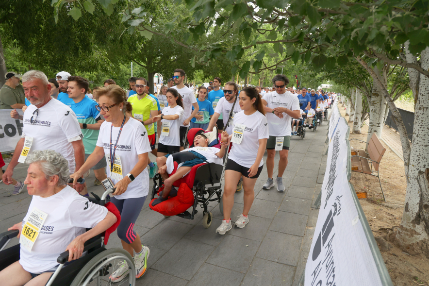 XVI Carrera de las Capacidades, participantes corriendo