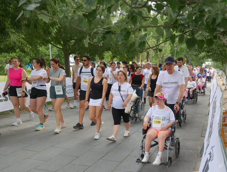 XVI Carrera de las Capacidades, participantes corriendo