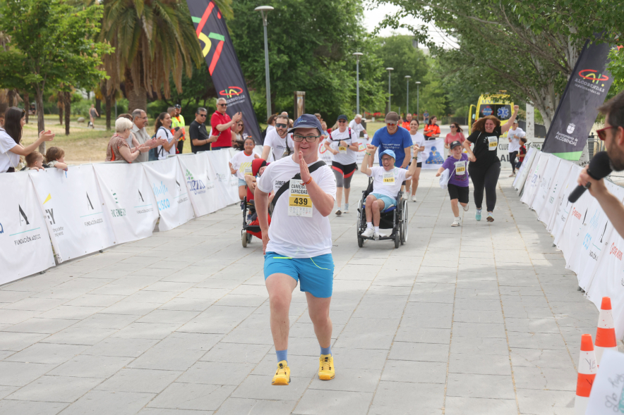 XVI Carrera de las Capacidades, participantes corriendo