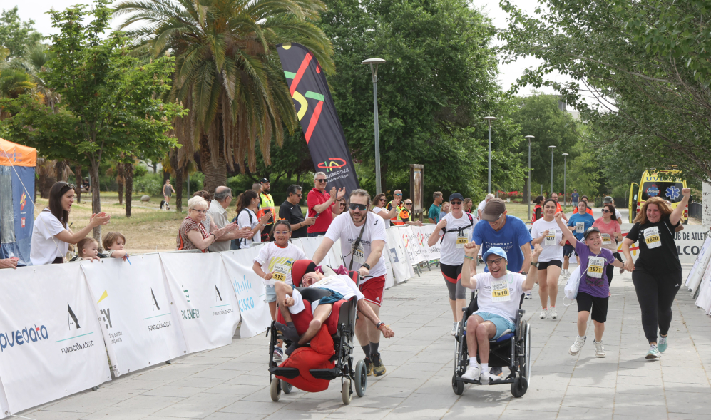 XVI Carrera de las Capacidades, participantes corriendo
