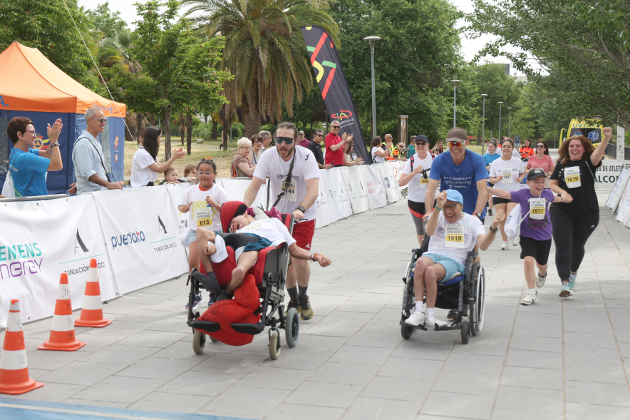 XVI Carrera de las Capacidades, participantes corriendo