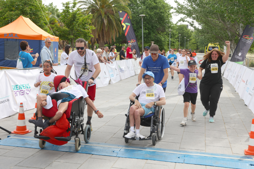 XVI Carrera de las Capacidades, participantes llegando a línea de meta