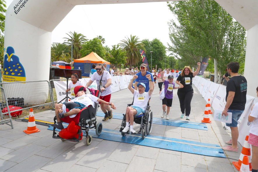 XVI Carrera de las Capacidades, participantes llegando a línea de meta