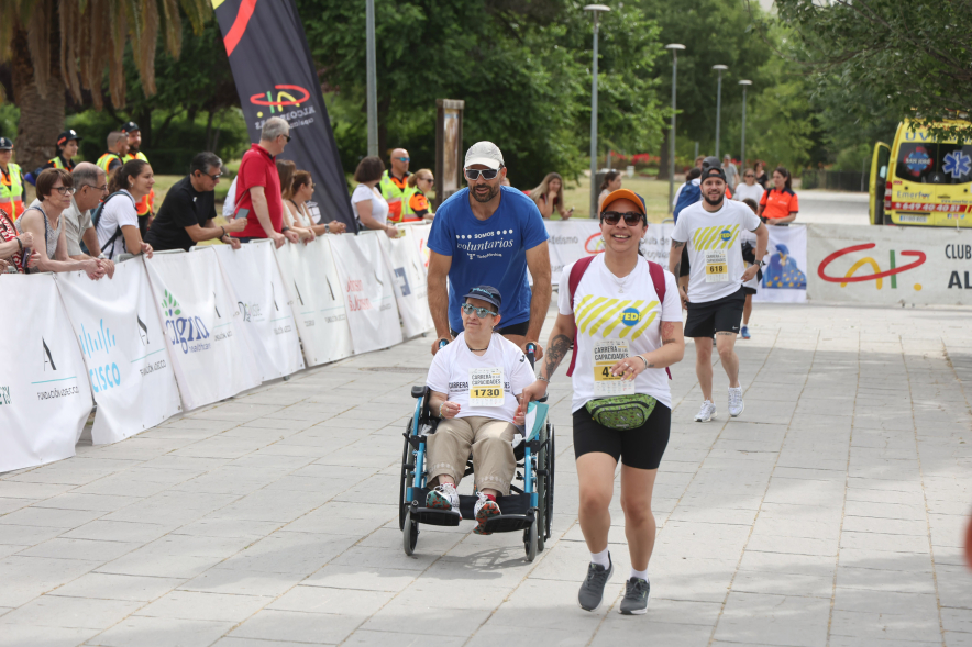 XVI Carrera de las Capacidades, participantes corriendo