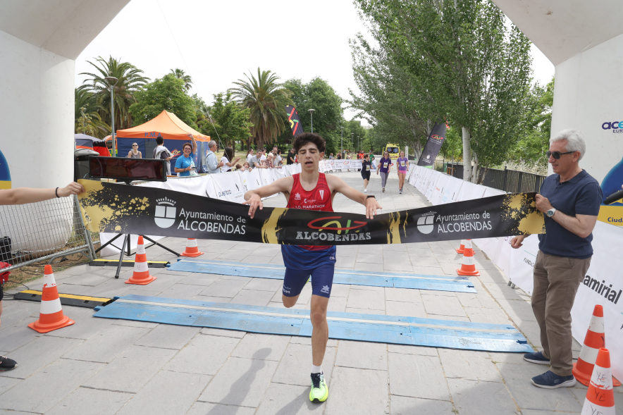 XVI Carrera de las Capacidades, participante llegando a meta