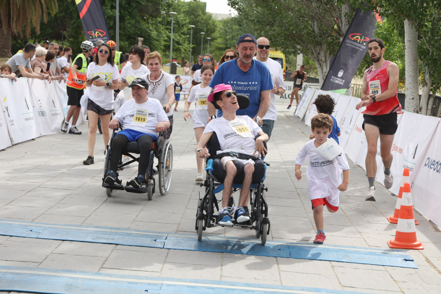 XVI Carrera de las Capacidades, participantes corriendo