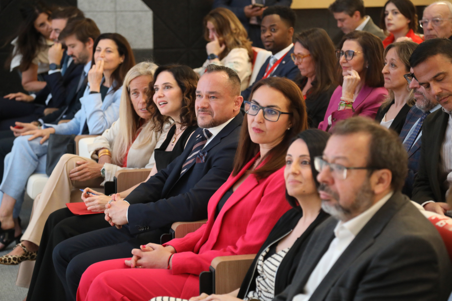 Presentación nuevo proyecto inversión de la empresa farmacéutica Lilly, autoridades sentadas en primera fila