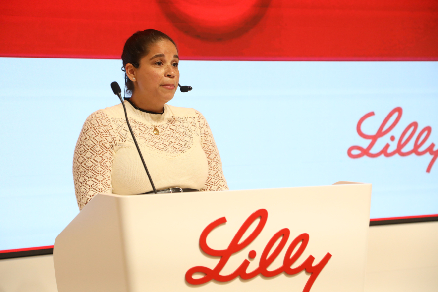 Presentación nuevo proyecto inversión de la empresa farmacéutica Lilly, palabras desde atril
