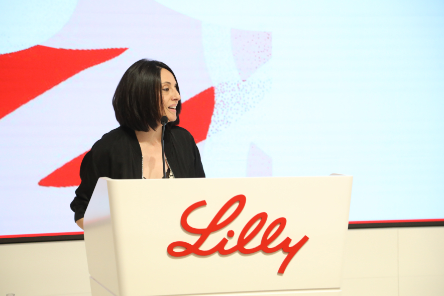 Presentación nuevo proyecto inversión de la empresa farmacéutica Lilly, palabras desde atril