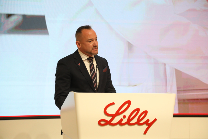 Presentación nuevo proyecto inversión de la empresa farmacéutica Lilly, palabras desde atril