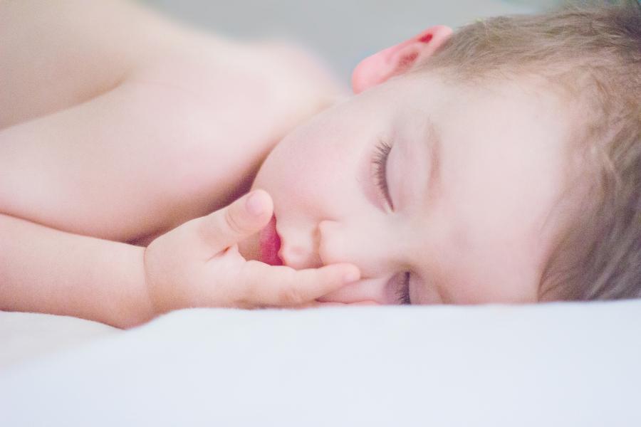 niño dormido pesadillas logopedia